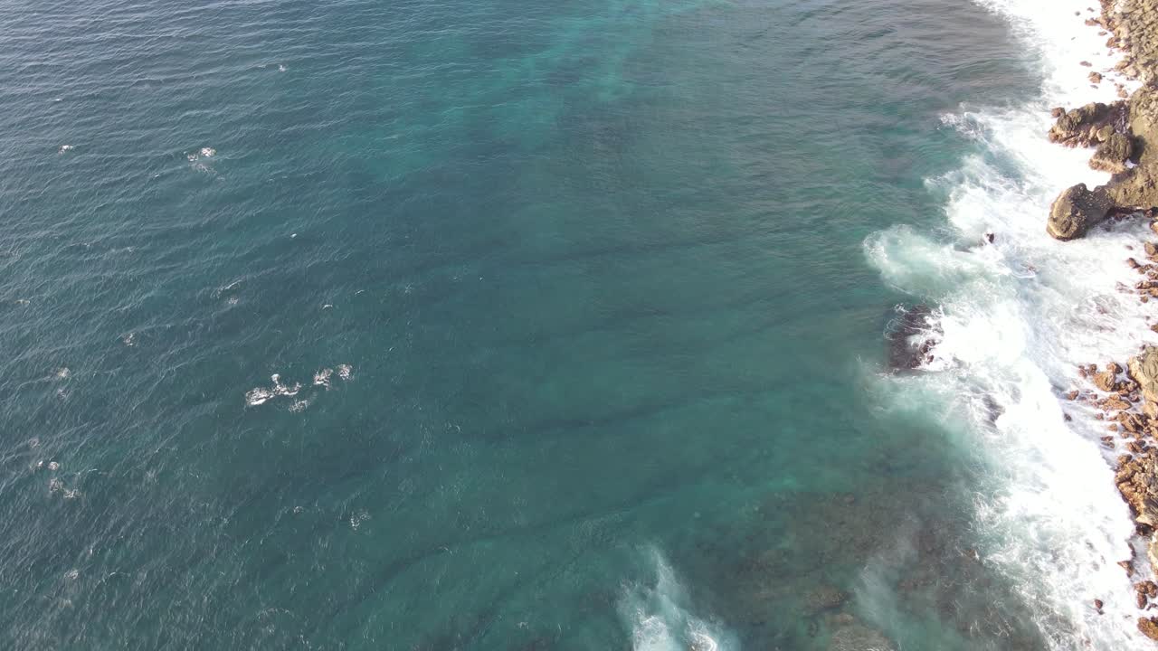 Vista aérea de ondas oceânicas a bater na costa rochosa