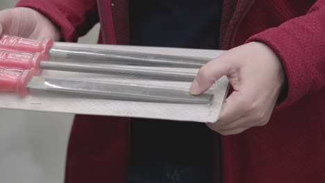 mujer en la tienda de materiales de construcción compra nadfils y raspas de diferentes formas