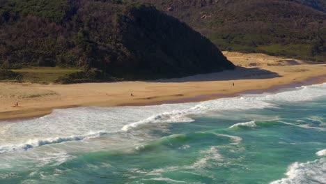 Spritzende-Wellen-Auf-Das-Ufer-Des-Garie-Beach-In-Der-Nähe-Des-Campingplatzes-North-Era-Im-Royal-National-Park,-Sydney,-NSW,-Australien