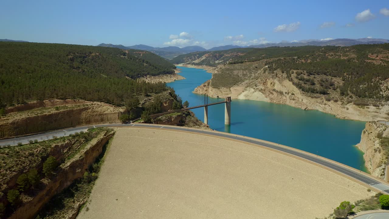 vista de avión no tripulado de la presa con el depósito de cierre de la carretera