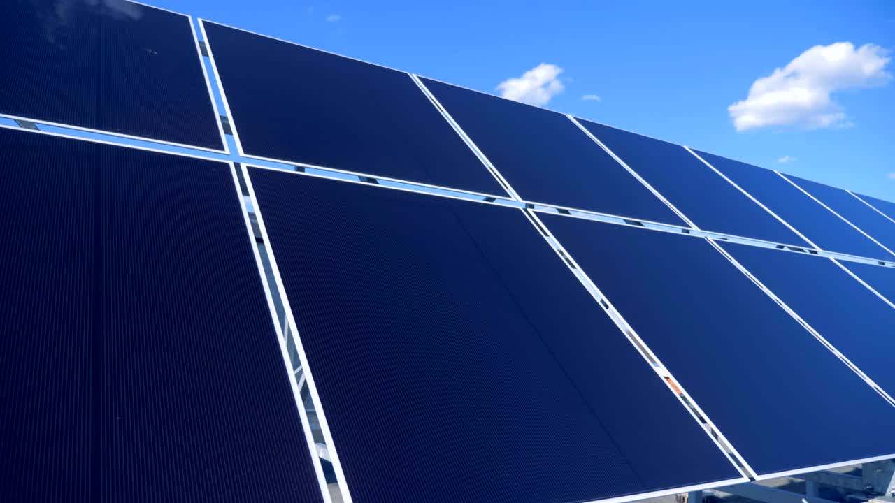 baterías solares al aire libre, de cerca. módulos especiales de paneles solares trabajan, recibiendo luz solar.
