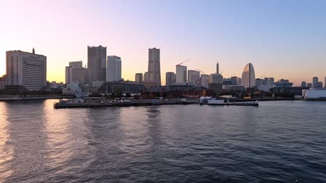 Suave-Puesta-De-Sol-En-El-Horizonte-De-La-Zona-Del-Puerto-De-Yokohama-En-Japón