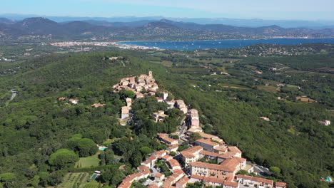 Gassin,-Schönstes-Dorf-Frankreichs,-Luftaufnahme,-Kirche-Port-Grimaud-Im-Hintergrund