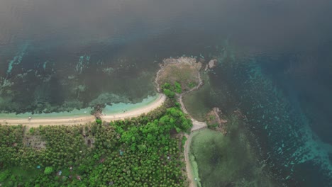 vista aérea de una playa de una isla tropical