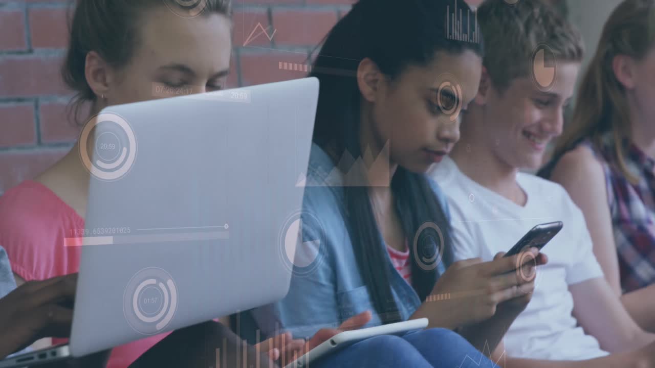 animación de múltiples gráficos que se mueven sobre diversos estudiantes jóvenes utilizando teléfonos inteligentes y portátiles