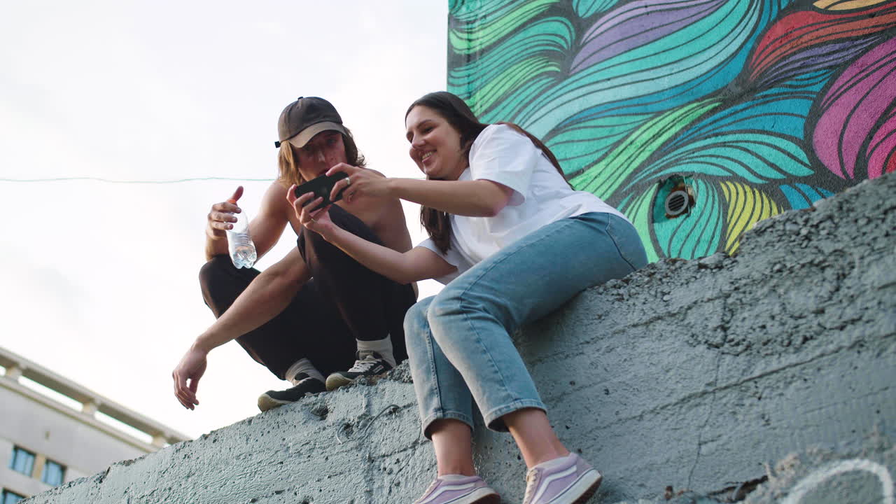 gente en la parte superior de la pared