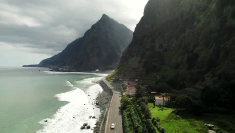 Drohnenansicht-Der-Malerischen-Meeresstraße,-Riesiger-Steiler-Berge-Und-Küste,-Madeira-4k