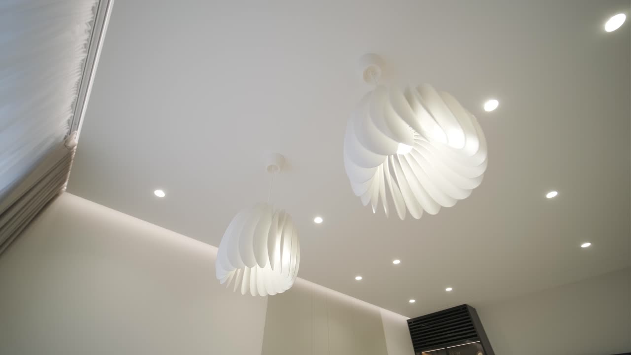 dos lámparas colgantes modernas blancas, candelabros esféricos de tela de estilo escandinavo sobre un fondo gris