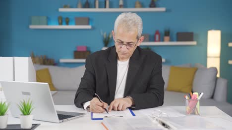 Home-Office-Arbeiter-Mann-Zuversichtlich.