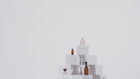 video de productos de belleza con cajas de cartón blancas con espacio de copia sobre fondo blanco