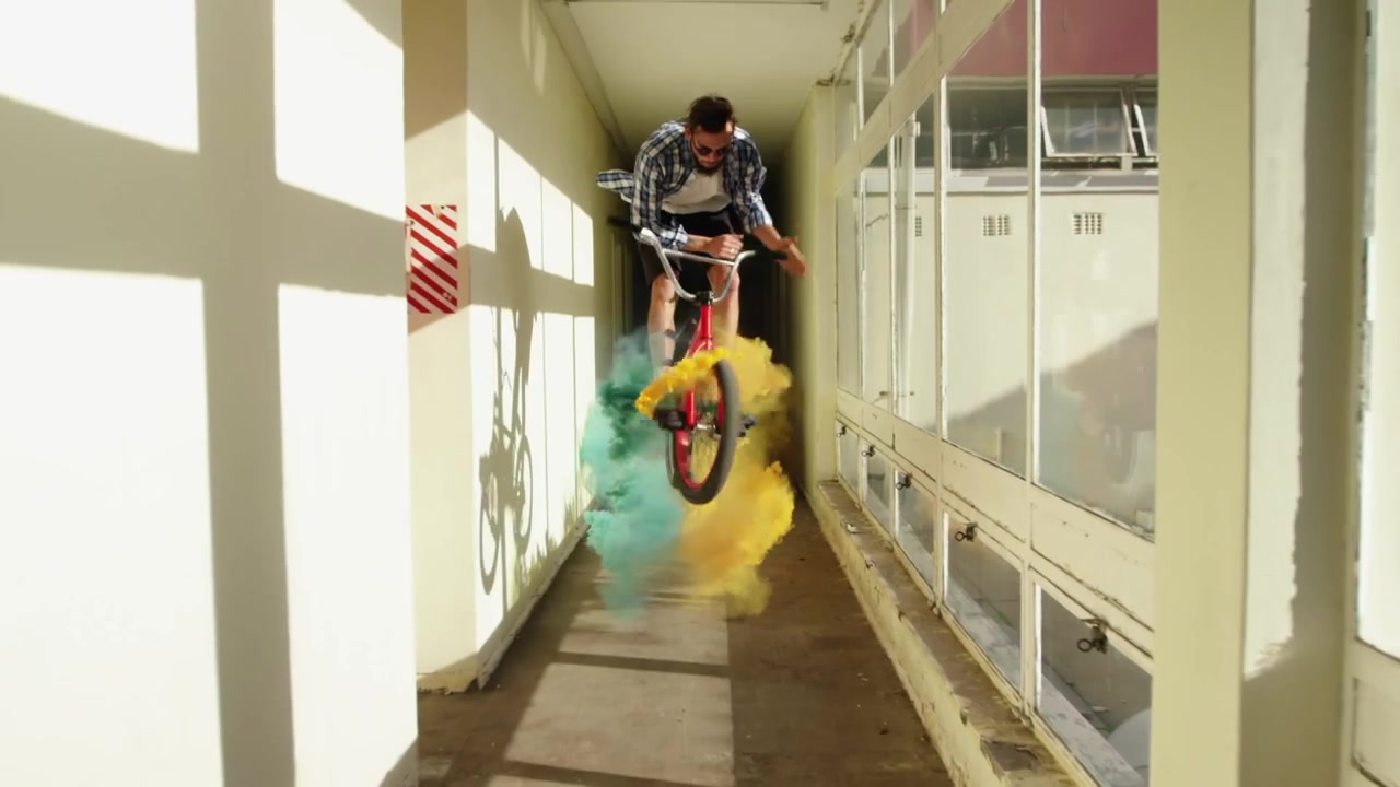 Montaggio di sport estremi con motion graphics dinamiche ed effetti di fumo