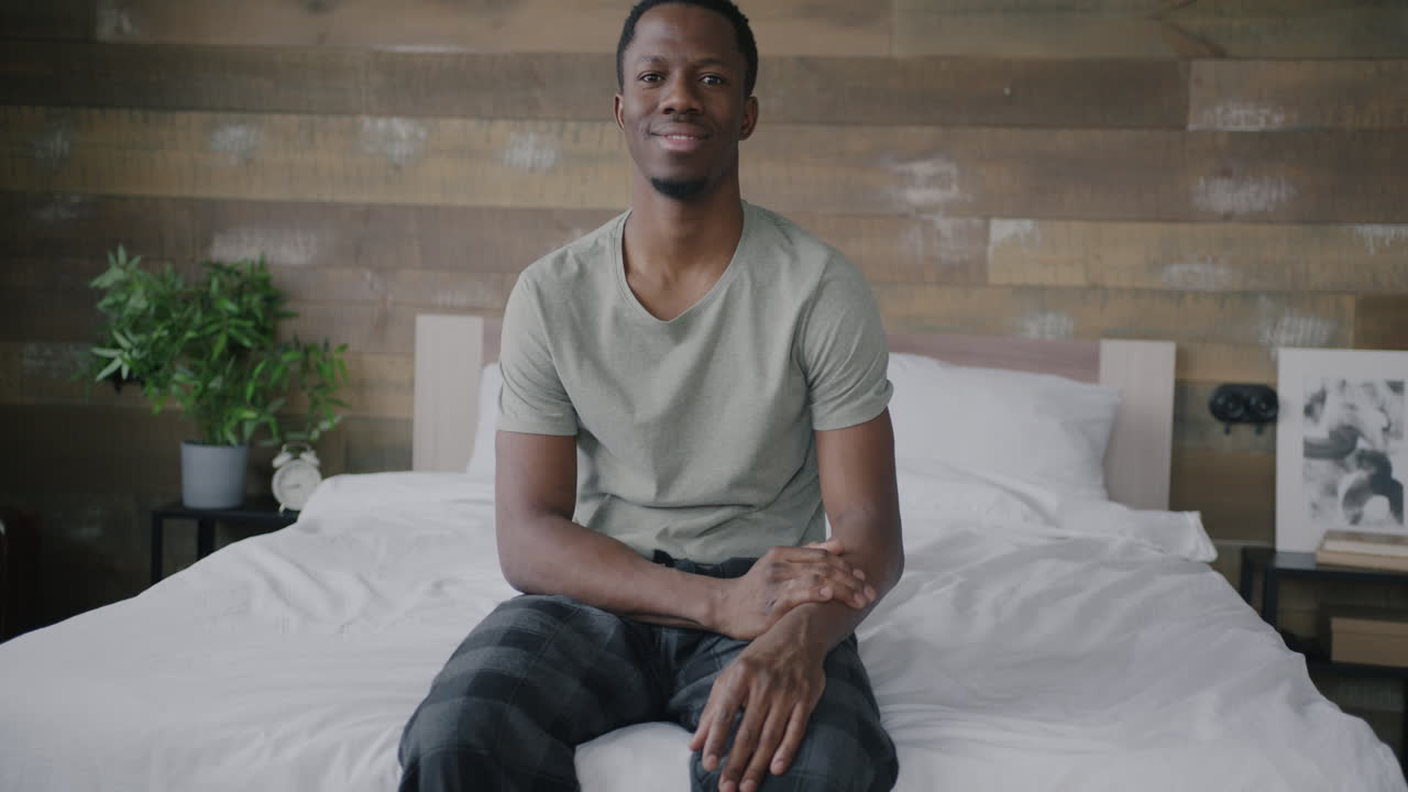 hombre sentado en la cama