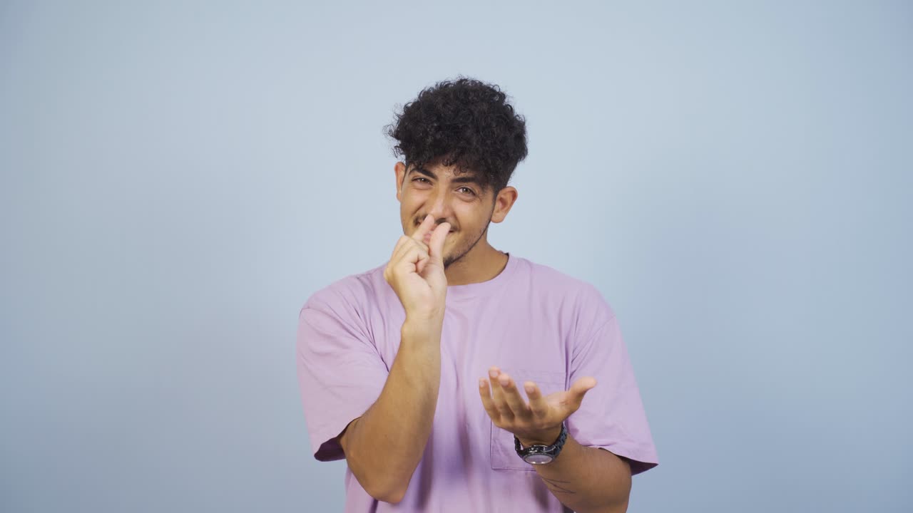 L'uomo che fa un piccolo gesto con la mano