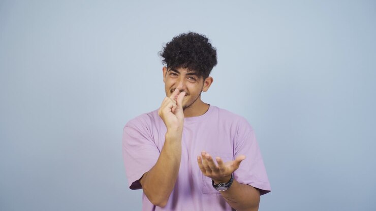 L'uomo che fa un piccolo gesto con la mano