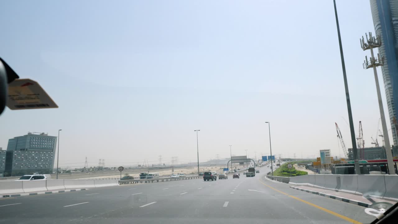 현대적 인 도시 고속도로 를 운전 하는 것