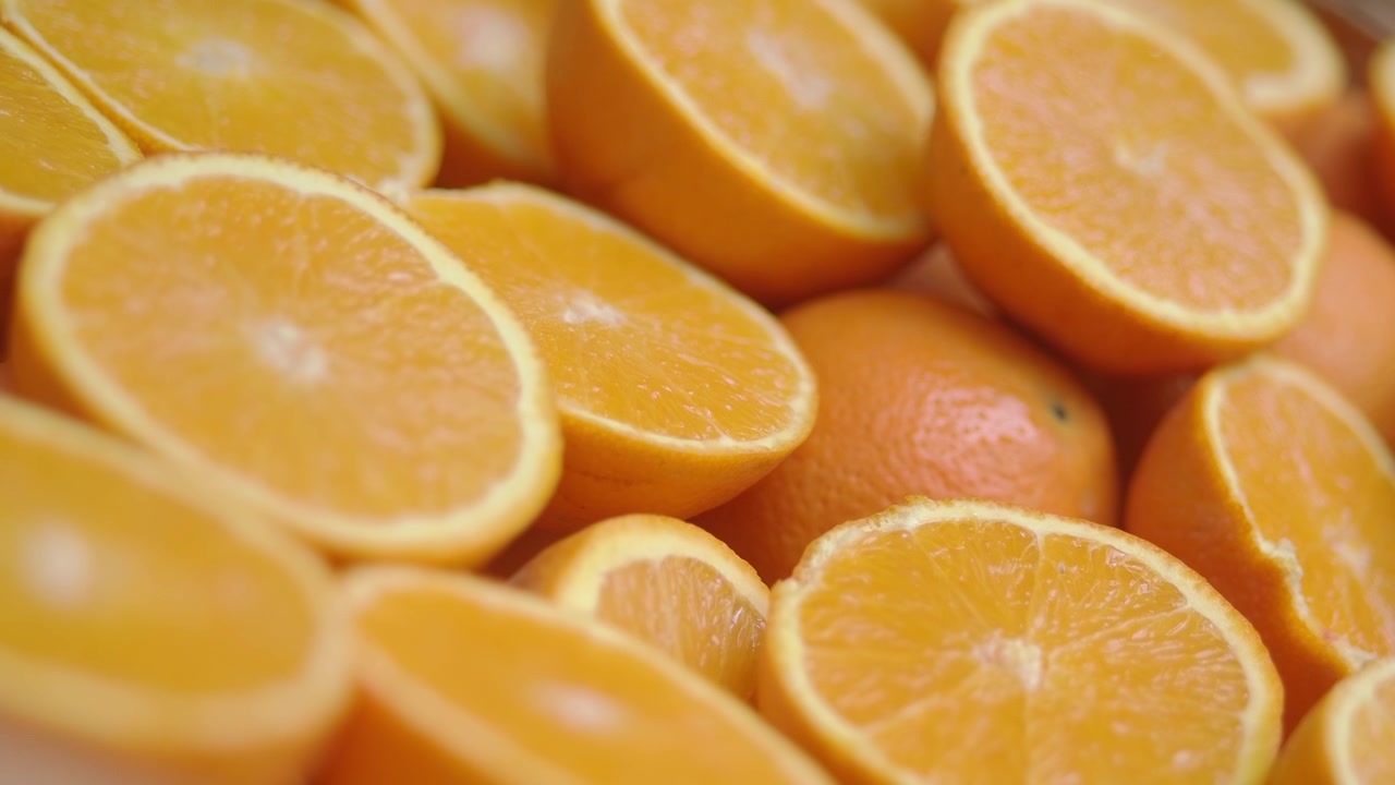 Primo piano di arance fresche dimezzate e frutti interi