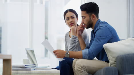 Una-Joven-Pareja-Cariñosa-Haciendo-Sus-Finanzas