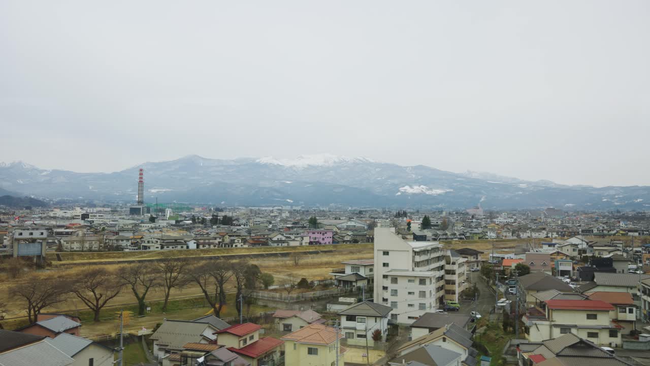 vecindarios de yamagata en el norte de japón, vista desde el tren
