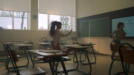 niños que estudian en la escuela primaria. niños y niñas que estudian en el aula