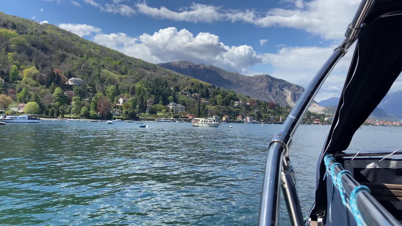 vista estática desde un barco atracado turístico italiano listo para navegar por el lago mayor