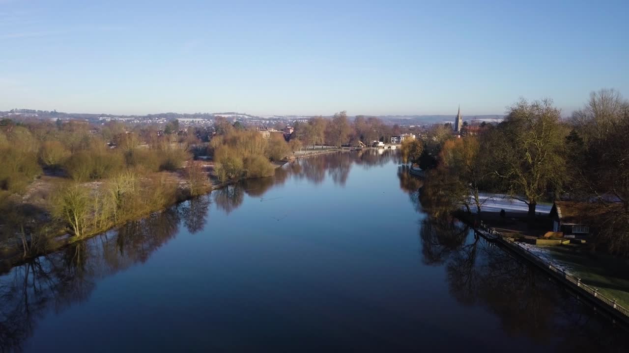 겨울 날 일출 동안 말로우의 템스 강 위의 드론 영상