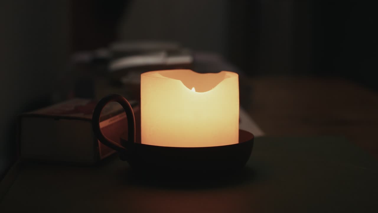 Rallentatore di una candela che si spegne in una tranquilla serata in casa
