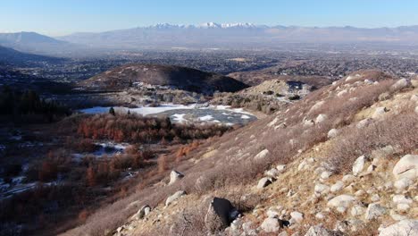 Hermosa-Toma-De-Drones-Pasando-Cerca-De-Las-Montañas-En-Sandy-Utah