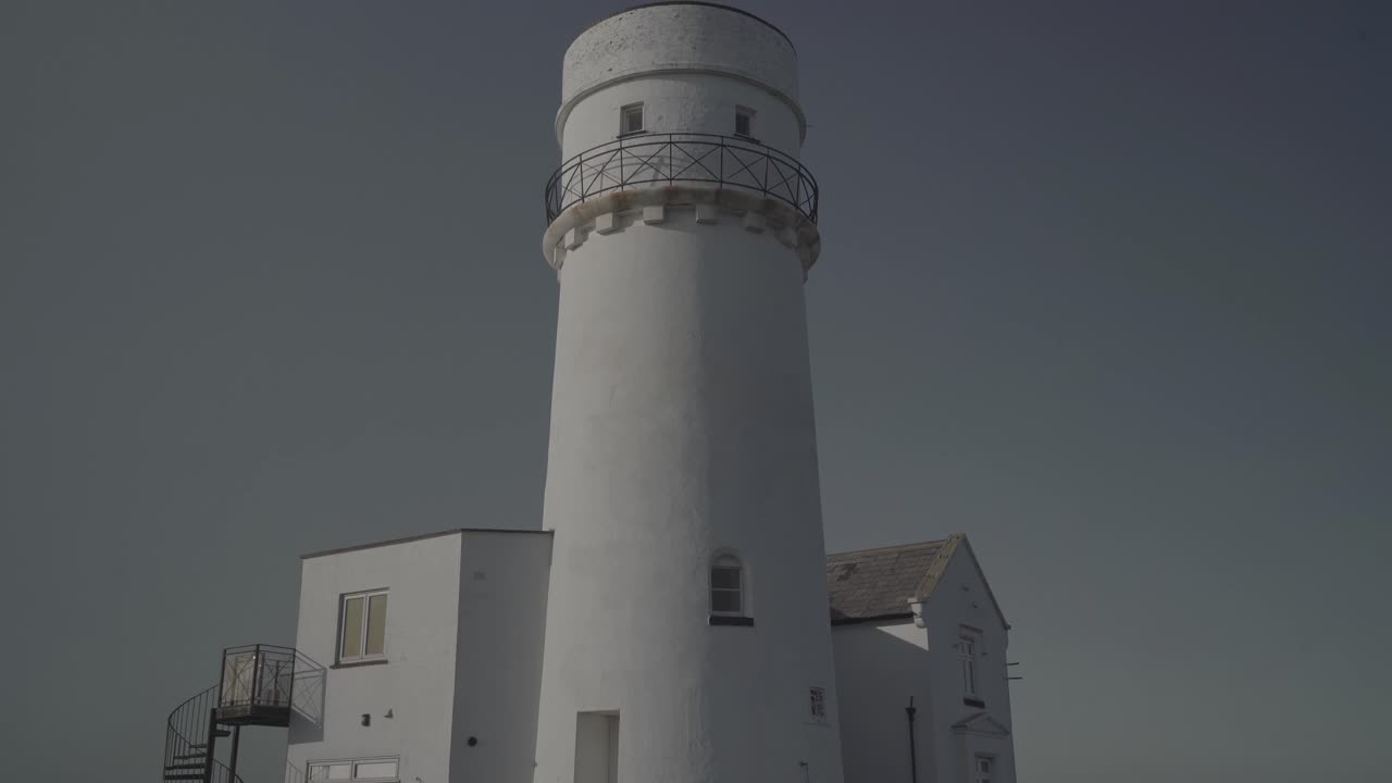 hermoso faro blanco en la costa de hunstanton, inglaterra, con cielo azul