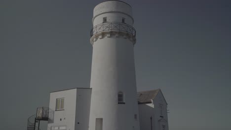 hermoso faro blanco en la costa de hunstanton, inglaterra, con cielo azul