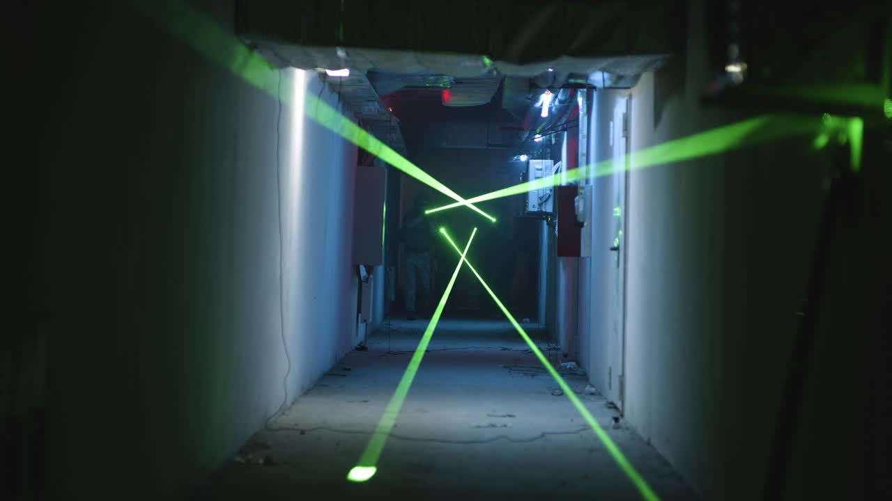 어두운 터널에서 군사 작전