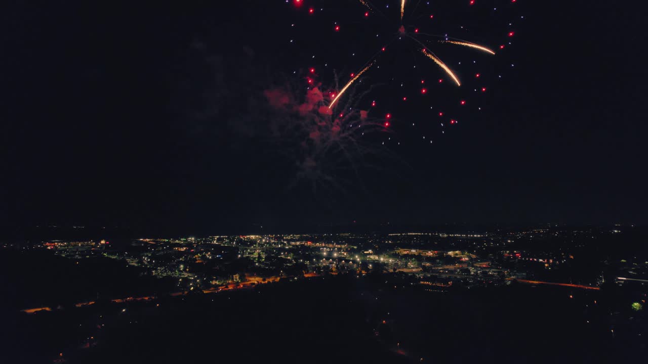 magnífica culminación fuegos artificiales festivos el 4 de julio en vernon hills illinois ee.uu. - parque del siglo por encima del lago - con un retro-vintage vibe gradación de colores