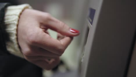 Mano-De-Mujer-Con-Uñas-Pintadas-De-Rojo-Insertando-Una-Tarjeta-De-Crédito-En-Un-Cajero-Automático,-Usándola-Y-Retirándola.-Hermosa-Manicura