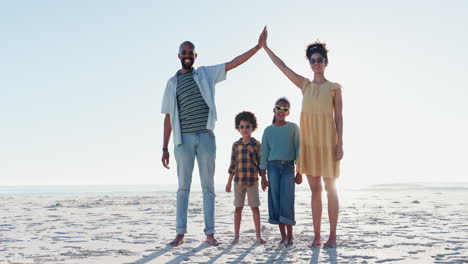 cara, familia feliz y padres de alto cinco