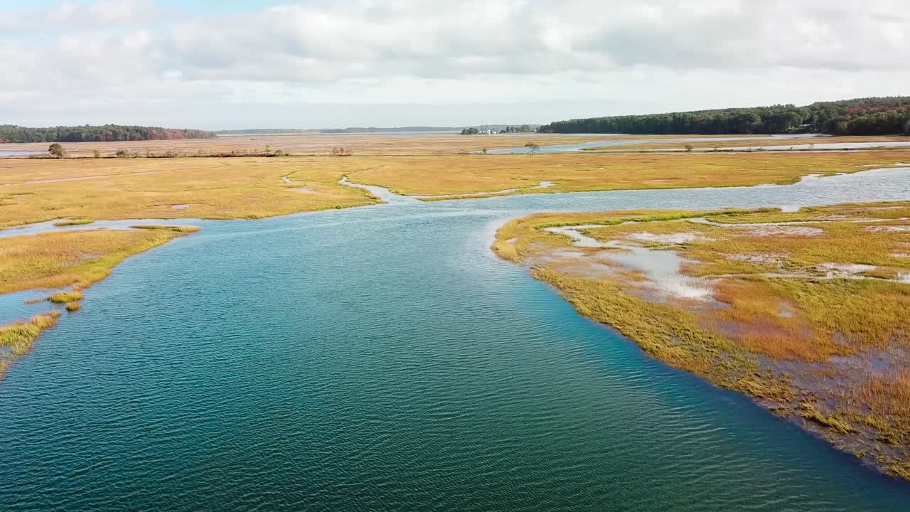 antena sobre vastos pantanos a lo largo del río nonesuch cerca de portland, maine, nueva inglaterra