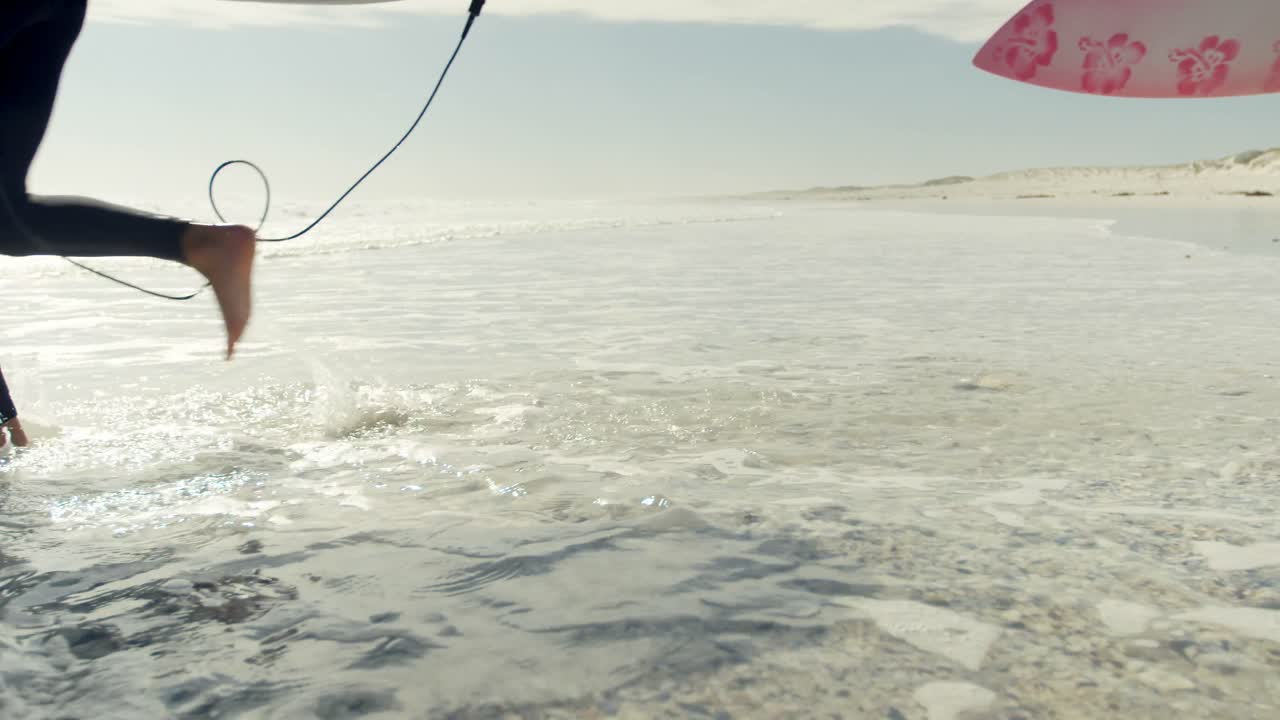 pareja corriendo hacia el mar 4k