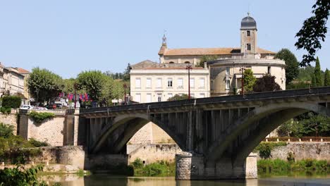 gente caminando por un puente histórico