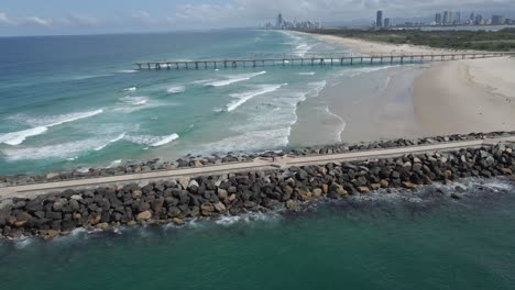 Malecón-Y-Muelle-De-Pesca-En-La-Playa-En-Verano