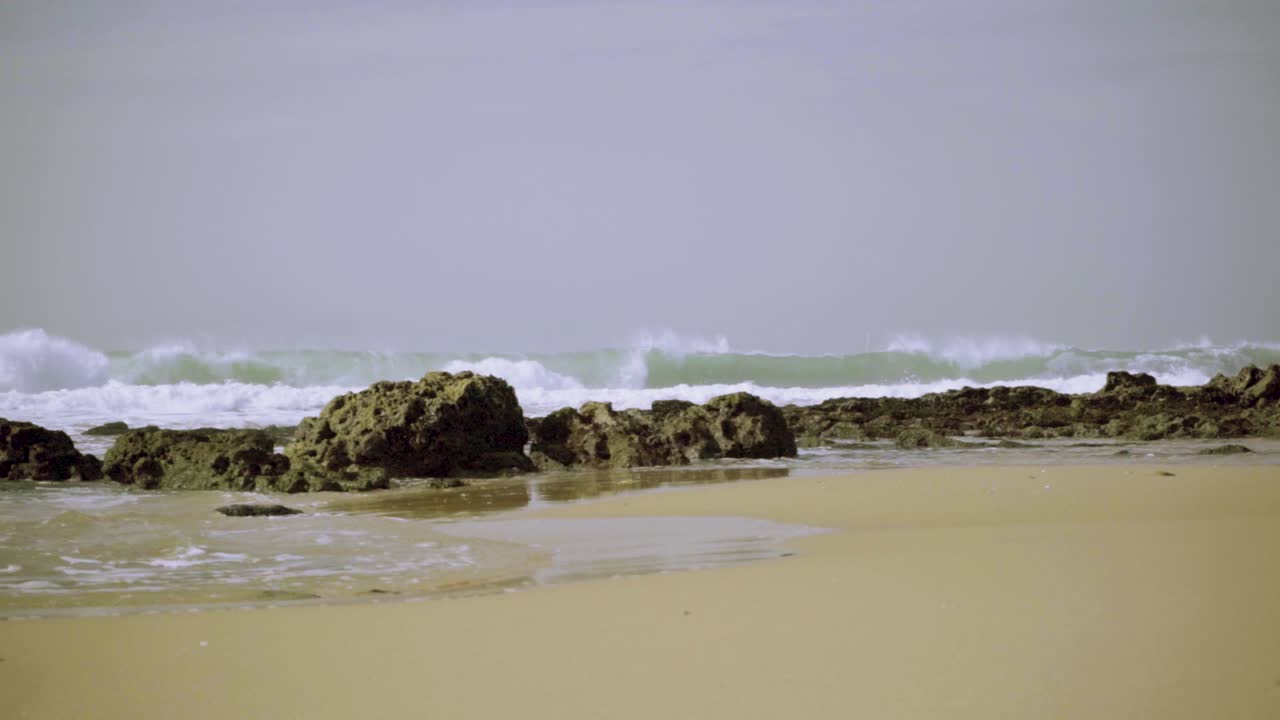 Natura Mare Oceano Riva Sassi Rocce Onde Grandi Onde Onde che si Infrangono Sabbia Alghe Vento Soleggiato Luce Diurna Ripresa Stabile Slow Motion