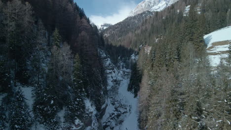 Paisaje-Montañoso-Invernal-Con-Picos-Nevados,-Cielo-Despejado-Y-árbol-Solitario-En-Val-Di-Fassa