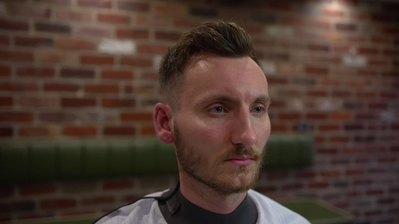 modelo masculino con peinado moderno