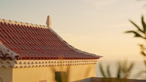 vista a la izquierda, casa tradicional española con azulejos y decoraciones rojas de terracota