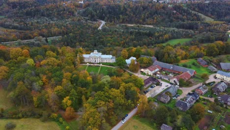 Luftaufnahme-Des-Krimulda-Palastes-Im-Gauja-Nationalpark-In-Der-Nähe-Von-Sigulda-Und-Turida,-Lettland