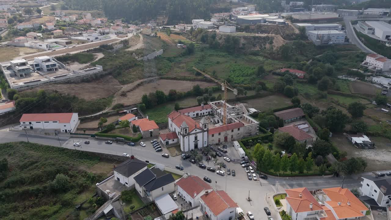 포르투갈 파레데스 에 있는 역사적 인 교회 와 그 주변 마을 의 공중 사진
