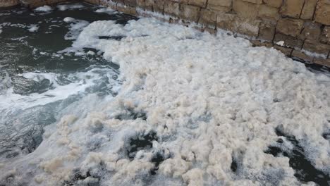 Seafoam-In-Zeitlupe,-Wie-Es-Aus-Dem-Wilden-Mittelmeer-Spritzt