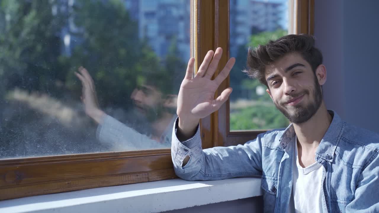 hombre feliz saludando a la cámara.