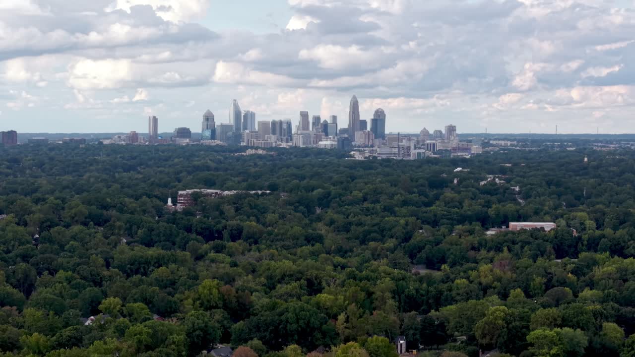 노스캐롤라이나 샬럿 NC의 스카이라인을 배경으로 지상으로 내려오는 항공 촬영