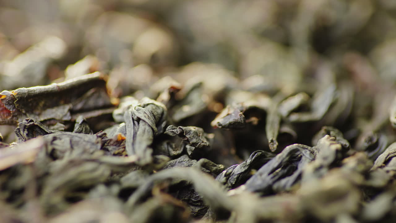 video macro - video de 4k de té negro de hoja grande seco