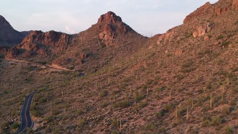curvas remotas de una sola carretera a través del paisaje del desierto americano al atardecer de la hora dorada