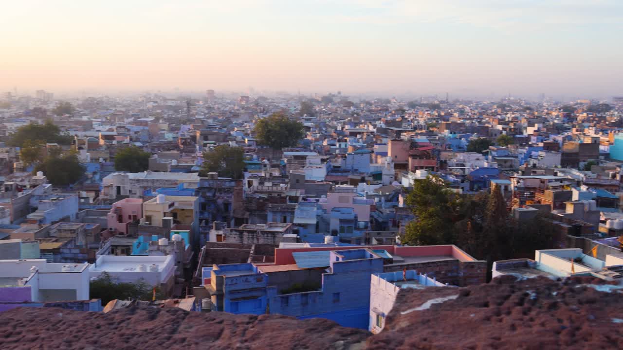 ciudad azul densa construcción de casas vista desde la cima de la montaña por la mañana el video es tomado jodhpur rajasthan india