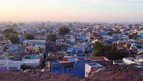 Blaue-Stadt,-Dichter-Hausbau,-Blick-Vom-Berggipfel-Am-Morgen,-Video-Aufgenommen-In-Jodhpur,-Rajasthan,-Indien